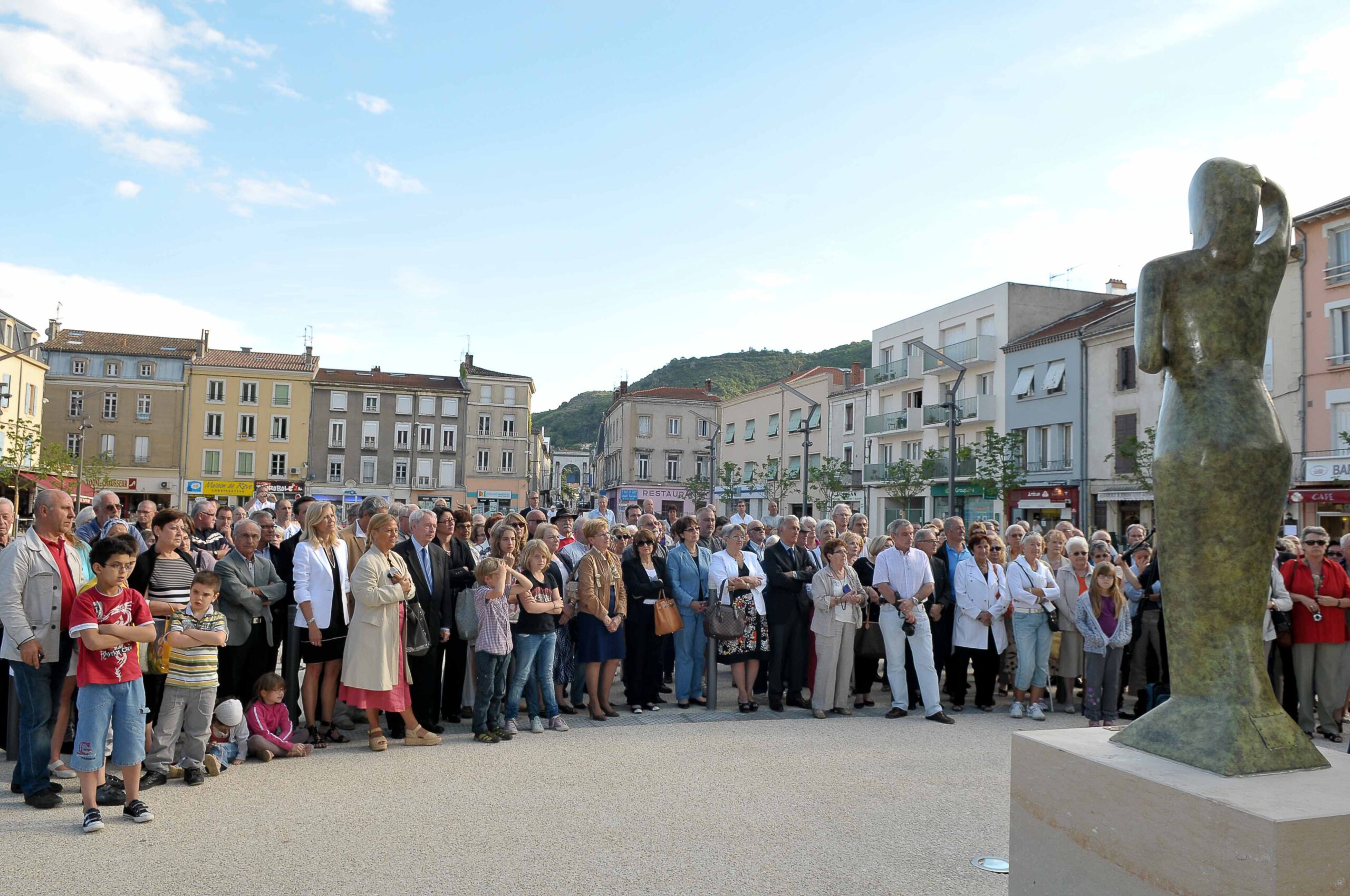 Le sculpteur Toros inaugure…
					Article complet reservé aux abonnés