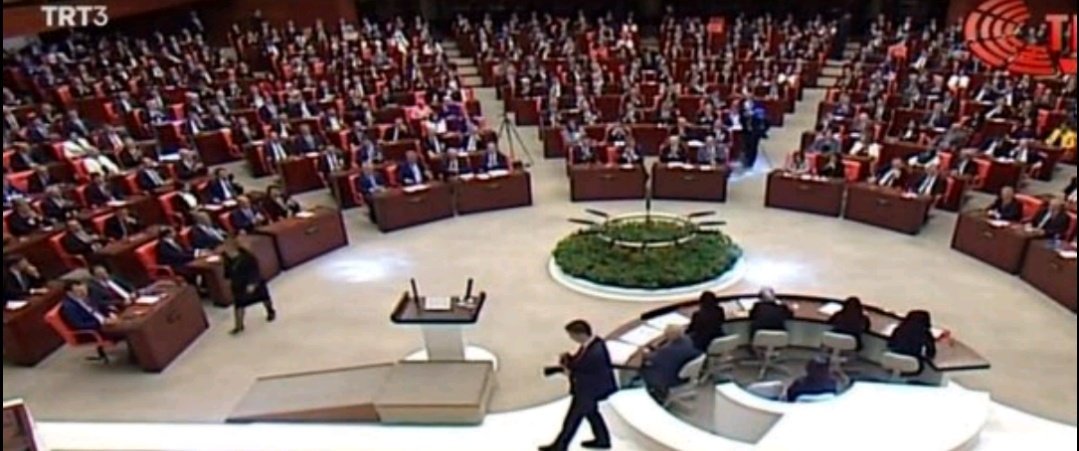 Turquie: les nouveaux députés prêtent serment au parlement