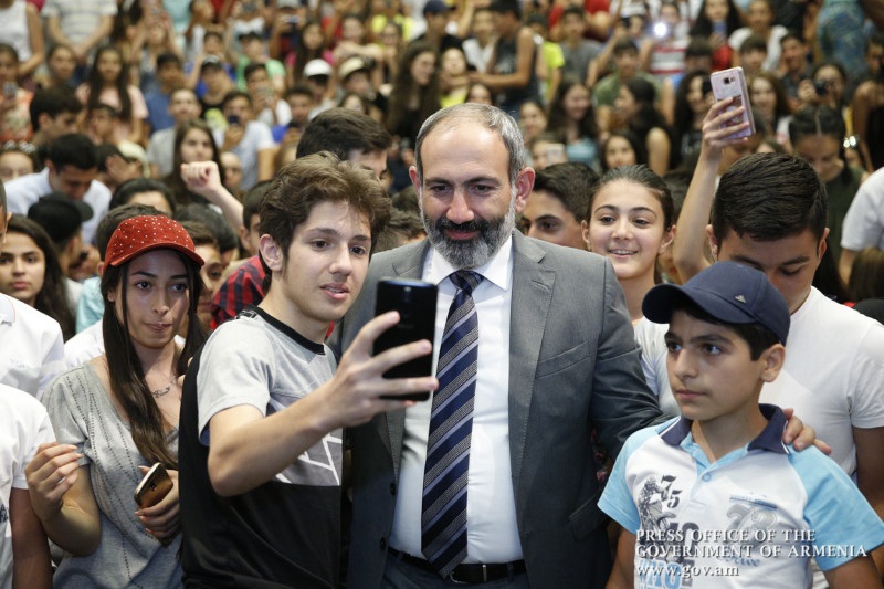 Nikol Pachinian visite le centre Tumo d’enseignement