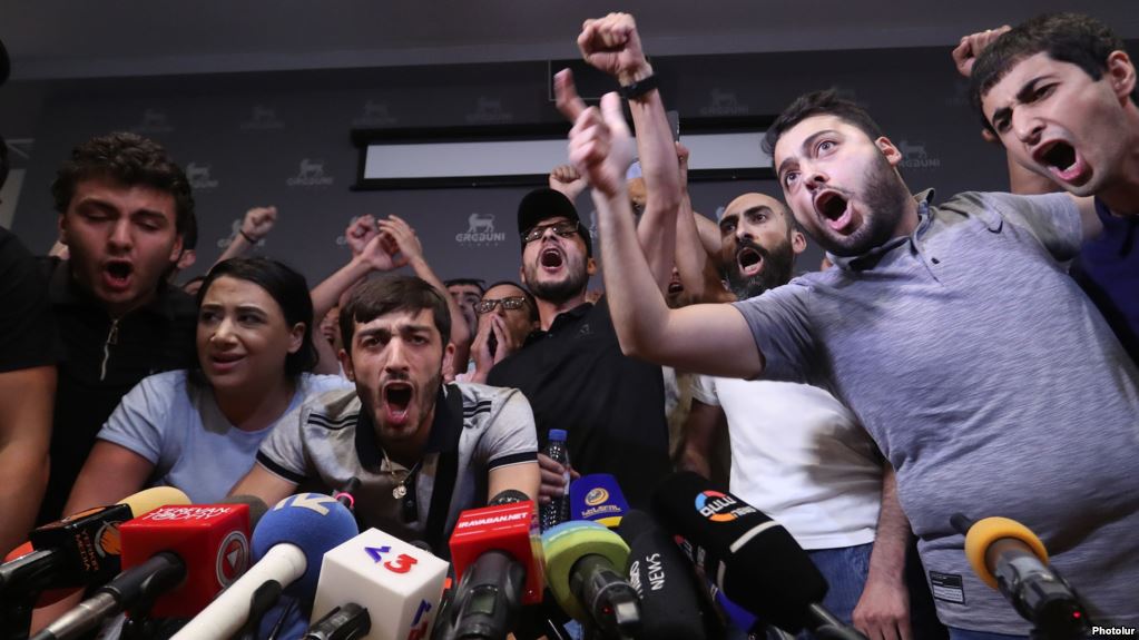 Irruption de manifestants lors de la conférence de presse de Kotcharian