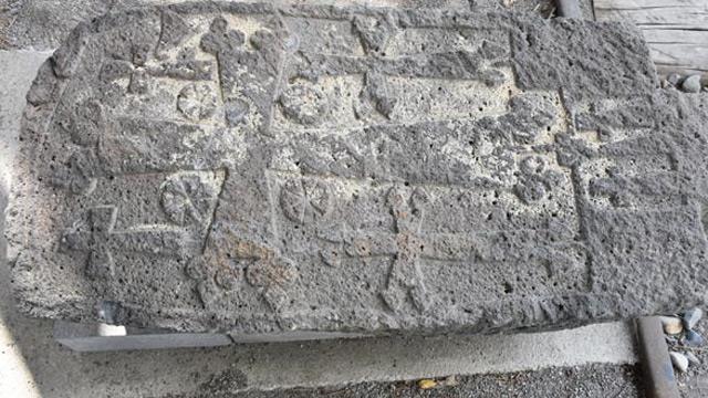 Un khatchkar arménien trouvé dans une maison du village de Halekeshlak