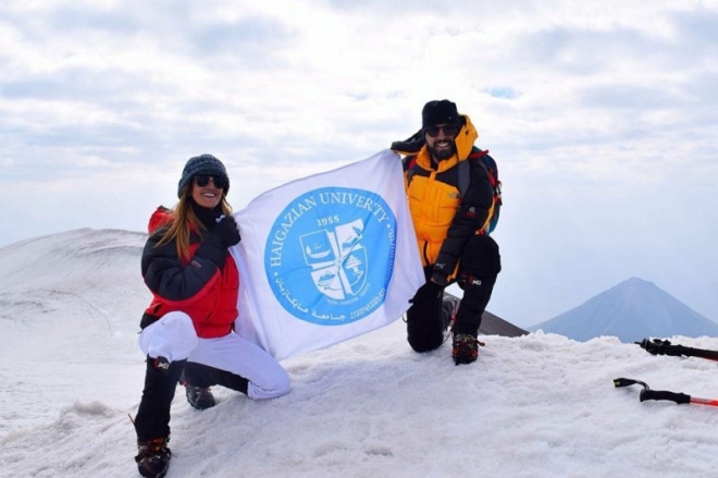 Sevag Demirdjian et Sarine Djeghelian au sommet de l’Ararat avec le drapeau de l’Université Haïgazian