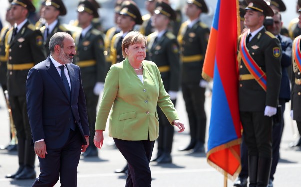 La chancelière allemande Angela Merkel est arrivée en Arménie