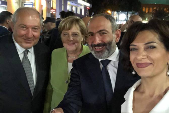 En Arménie hier soir, Angela Merkel, Nikol Pachinian, Armen Sarkissian et Anna Hagopian affichent le sourire