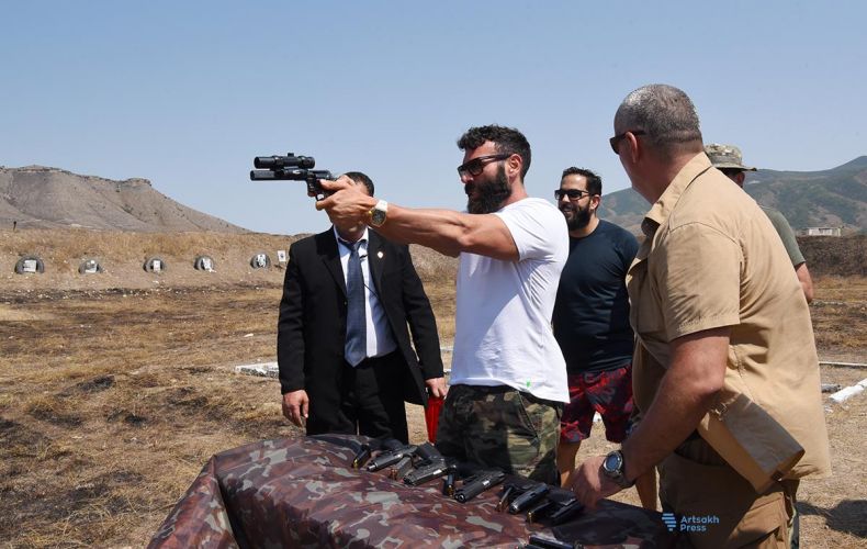 Dan Bilzerian fait son show en Artsakh par des tirs avec des armes de gros calibre