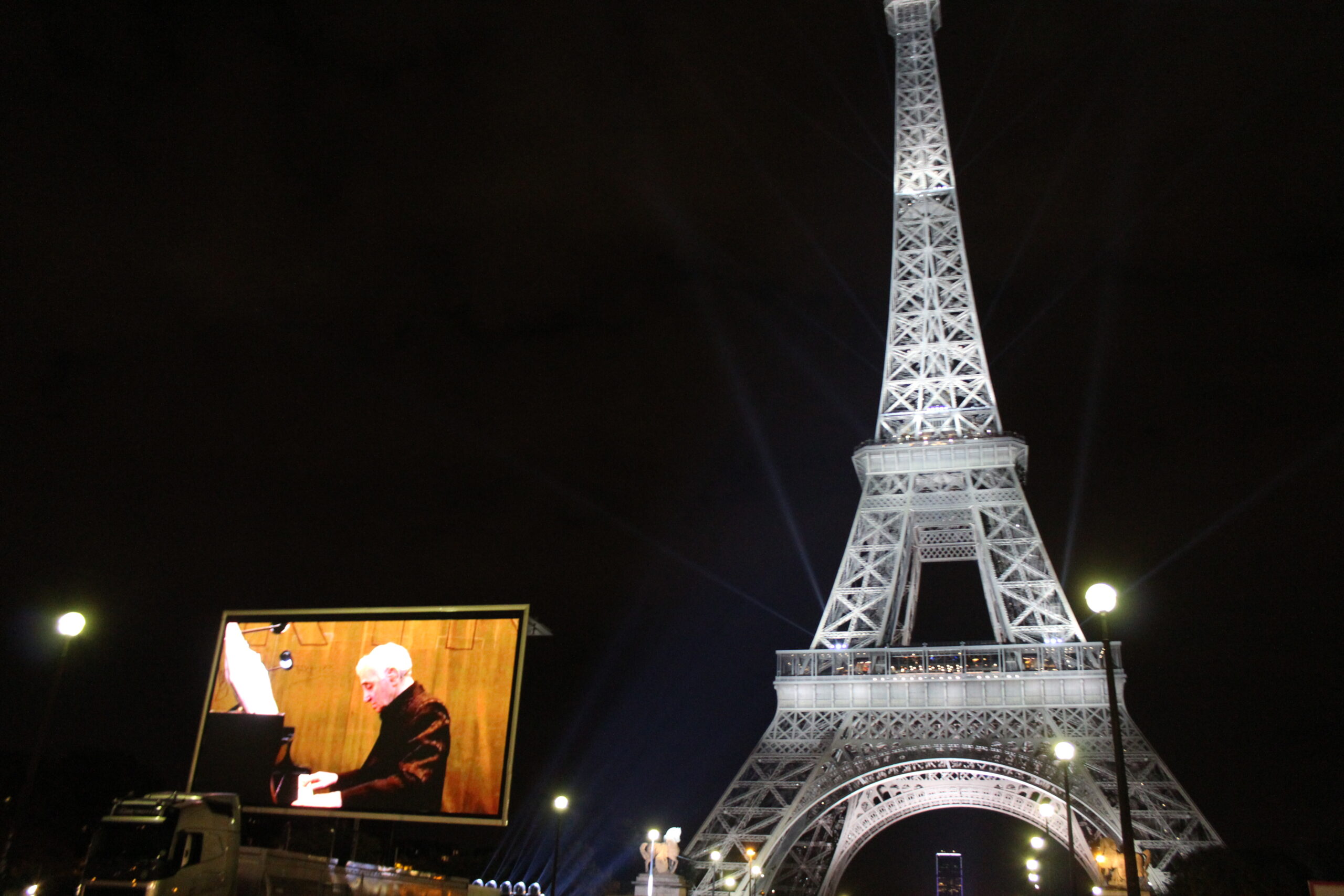 La Tour Eiffel au rythme de Charles Aznavour hier soir