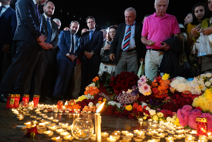 Recueillement, larmes et émotion place Charles Aznavour