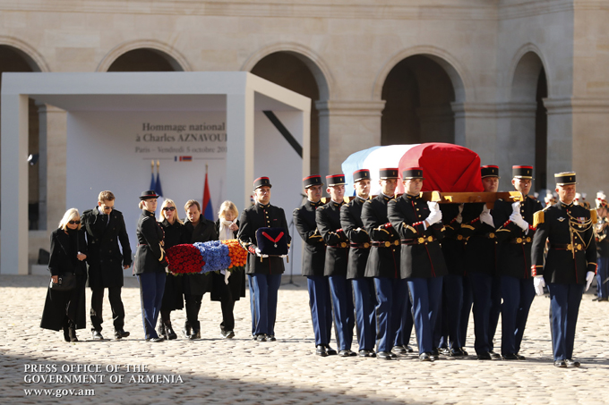 « Emmenez-moi » : l’hommage à Charles Aznavour en images