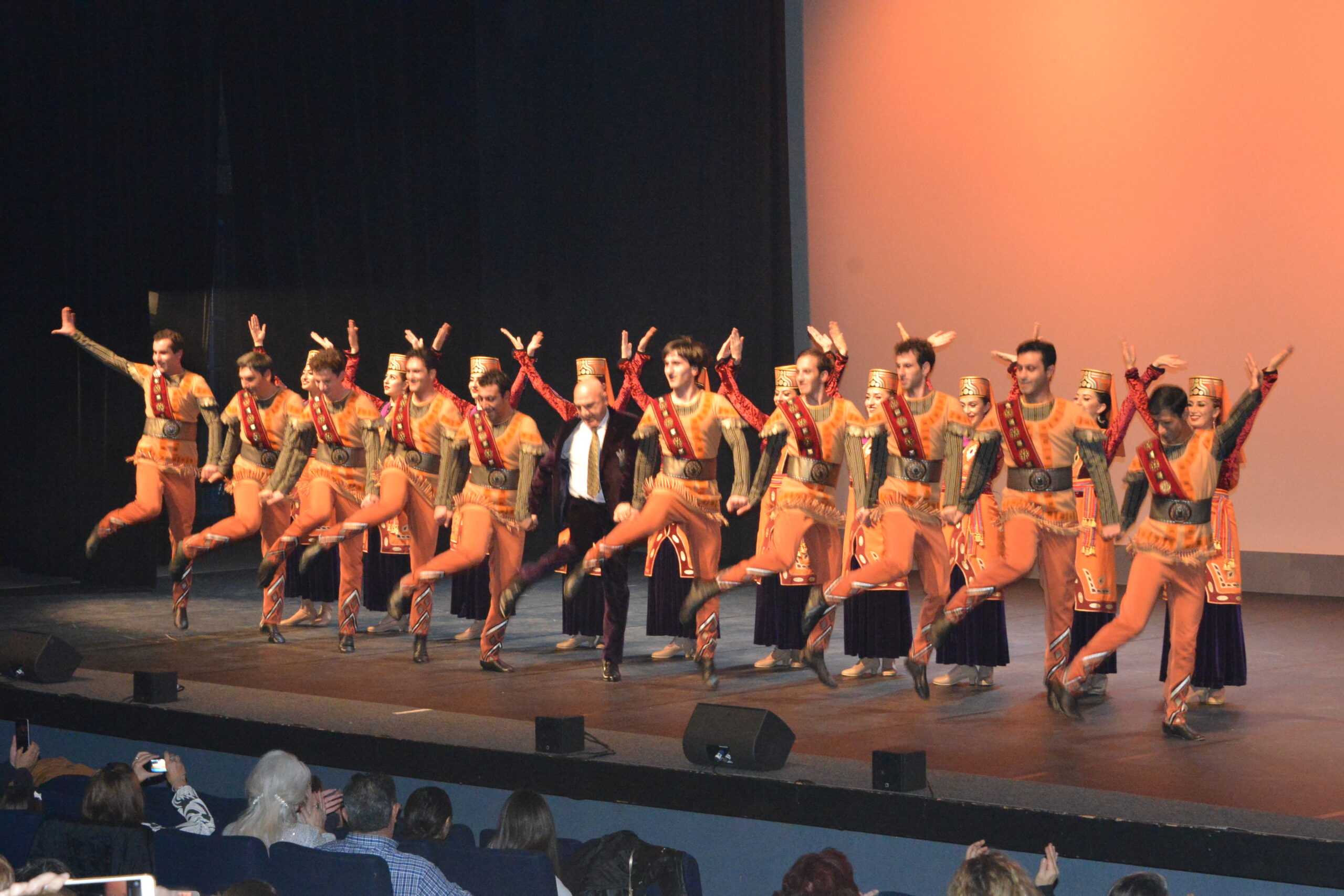 L’ensemble de danses folkloriques arméniennes « Bert » a séduit Marseille par un spectacle de grande qualité à l’Auditorium du Parc Chanot