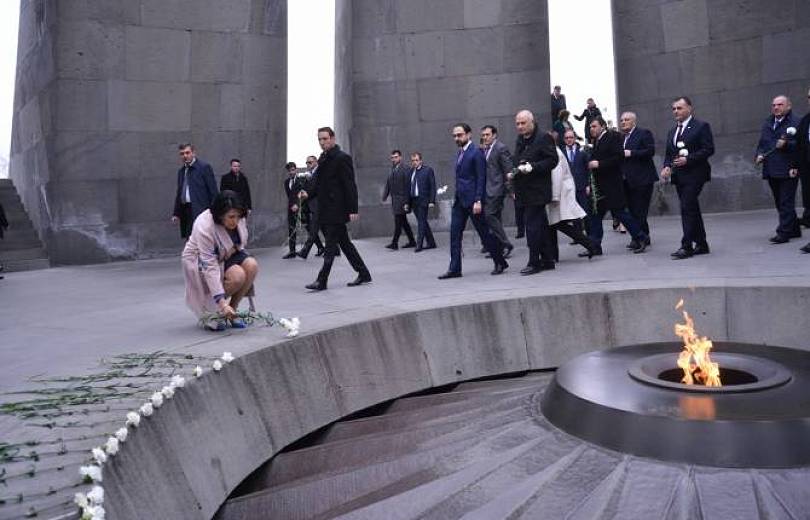 Arrivée en Arménie, Salomé Zourabichvili la présidente de la Géorgie s’est rendue ce matin au mémorial du génocide à Erévan