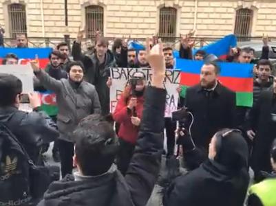 De jeunes nationalistes azéris manifestent devant l’ambassade d’Iran à Bakou