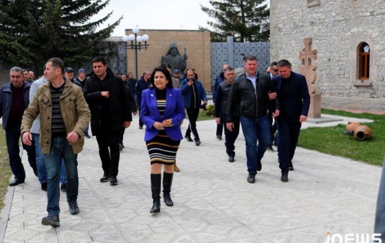 La président de Géorgie, Salomé Zourabichvilli s’est rendue à l’église arménienne Sourp Khatch d’Akhalkalak dimanche des rameaux