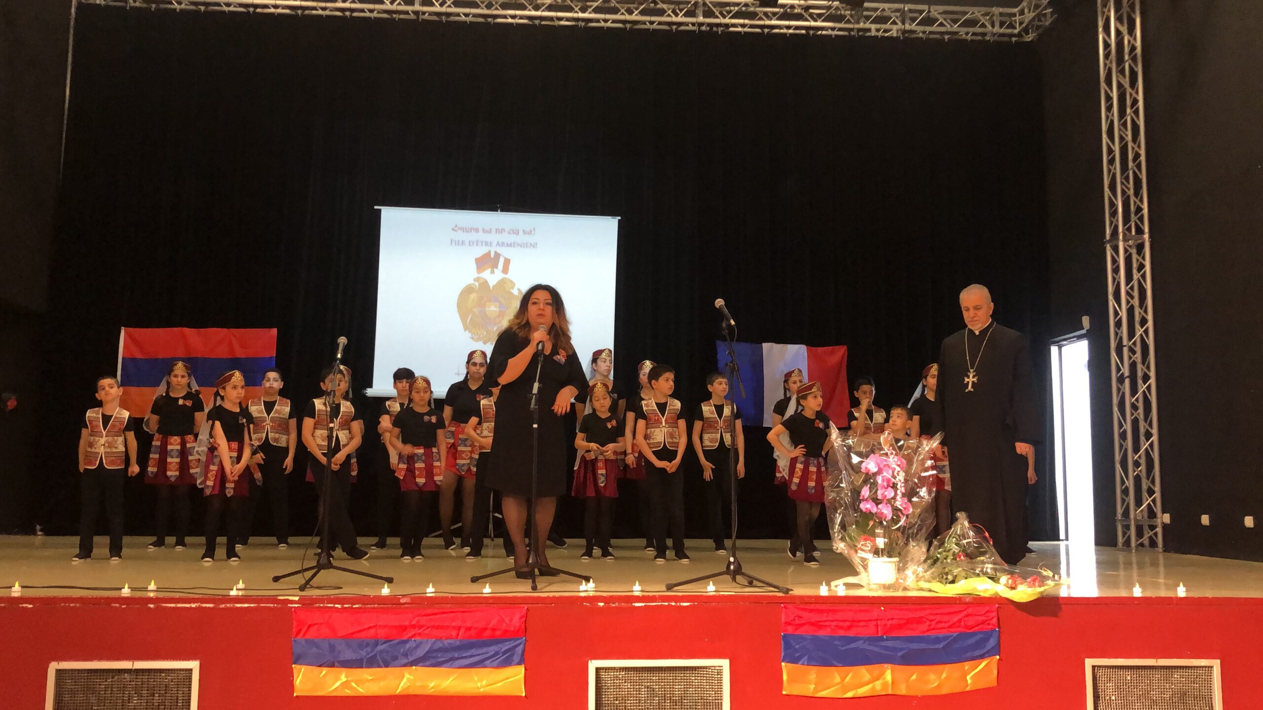 Spectacle de fin d’année et remise de diplômes de l’école de l’association AAMCS d’Evreux intitulé : « Hpart em Vor Hayem »    «  Fier d’Etre arménien »