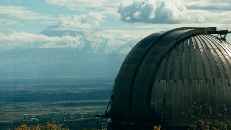 Les astrophysiciens Arméniens de l’observatoire de Byurakan (Arménie) ont publié une étude sur les variations optiques de 2121 pulsars