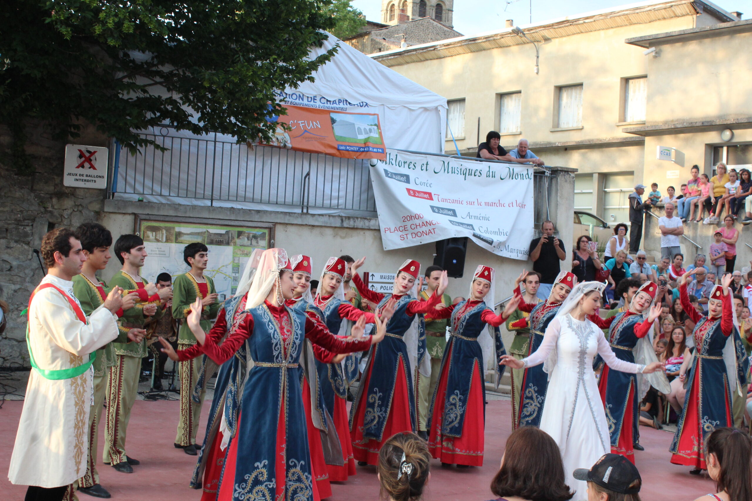 Berd, la troupe de danses folkloriques d’Arménie était près de Valence (Drôme) à Saint-Donat mardi 9 juillet