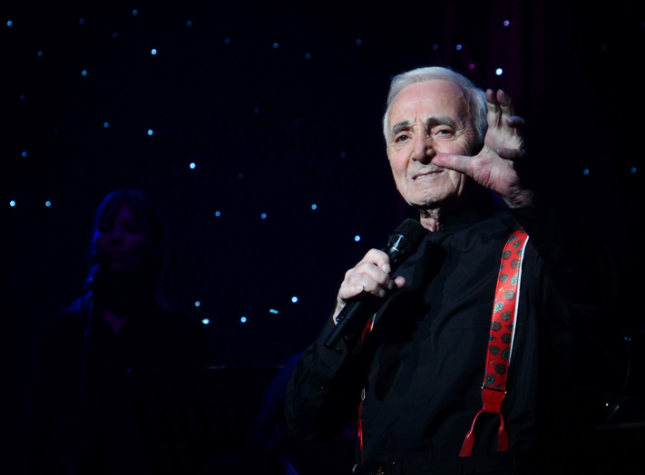 Hommage à Charles Aznavour chez Hanouna