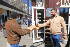 Un boulanger Arménien d’Odessa (Ukraine) distribue gratuitement du pain aux nécessiteux de la crise du coronavirus