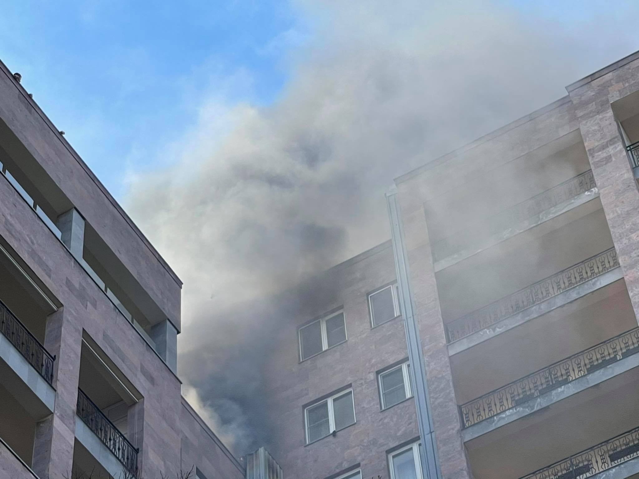 Une cheminée prend feu au-dessus d’un restaurant italien au boulevard du Nord à Erévan, 30 personnes relogées