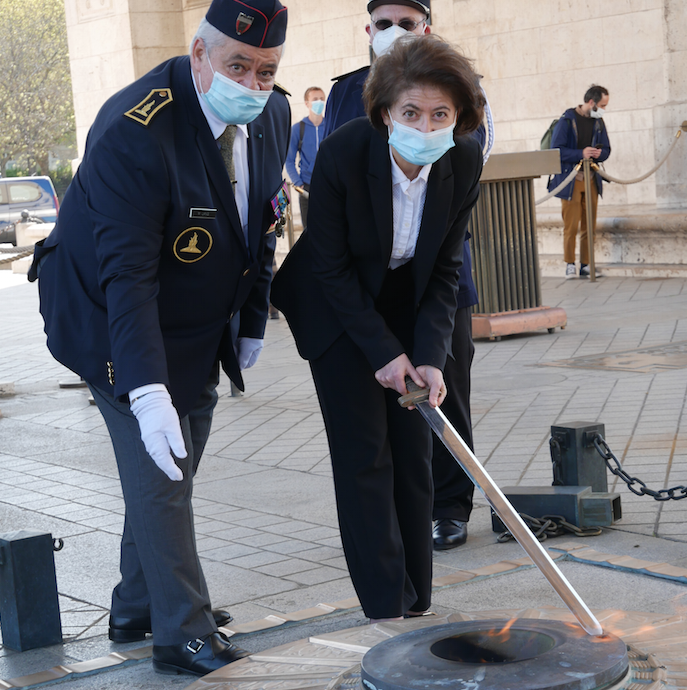 Traditionnel ravivage de la flamme de l’Arc de Triomphe en hommage aux victimes du génocide des Arméniens