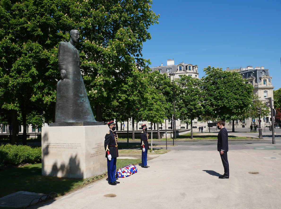 Génocide arménien : Macron se recueille devant un mémorial à Paris