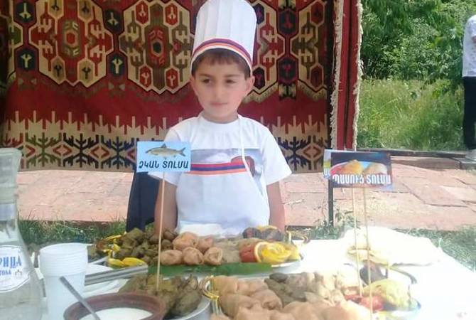 Le jeune Mher Haroutiounyan (7 ans) vainqueur du le 10e Festival international du dolma arménien qui s’est tenu sur le site du musée-archéologique de Zvartnots près d’Erévan