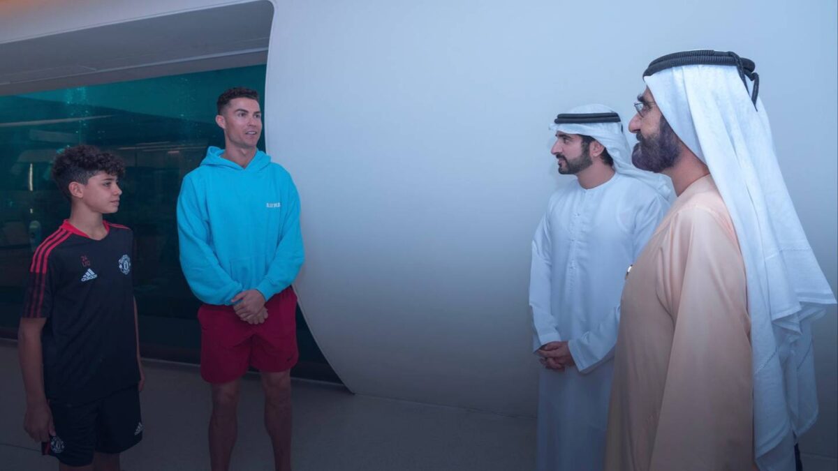 Cristiano Ronaldo porte un sweat à capuche de fabrication arménienne pour une rencontre avec les dirigeants des Émirats arabes unis