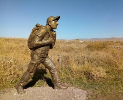 La statue de Nikol Pachinian en marche à Idjevan endommagée