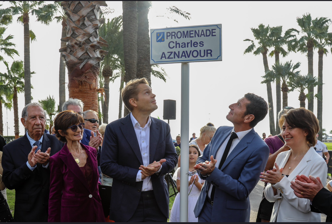 Cannes rend hommage à Charles Aznavour