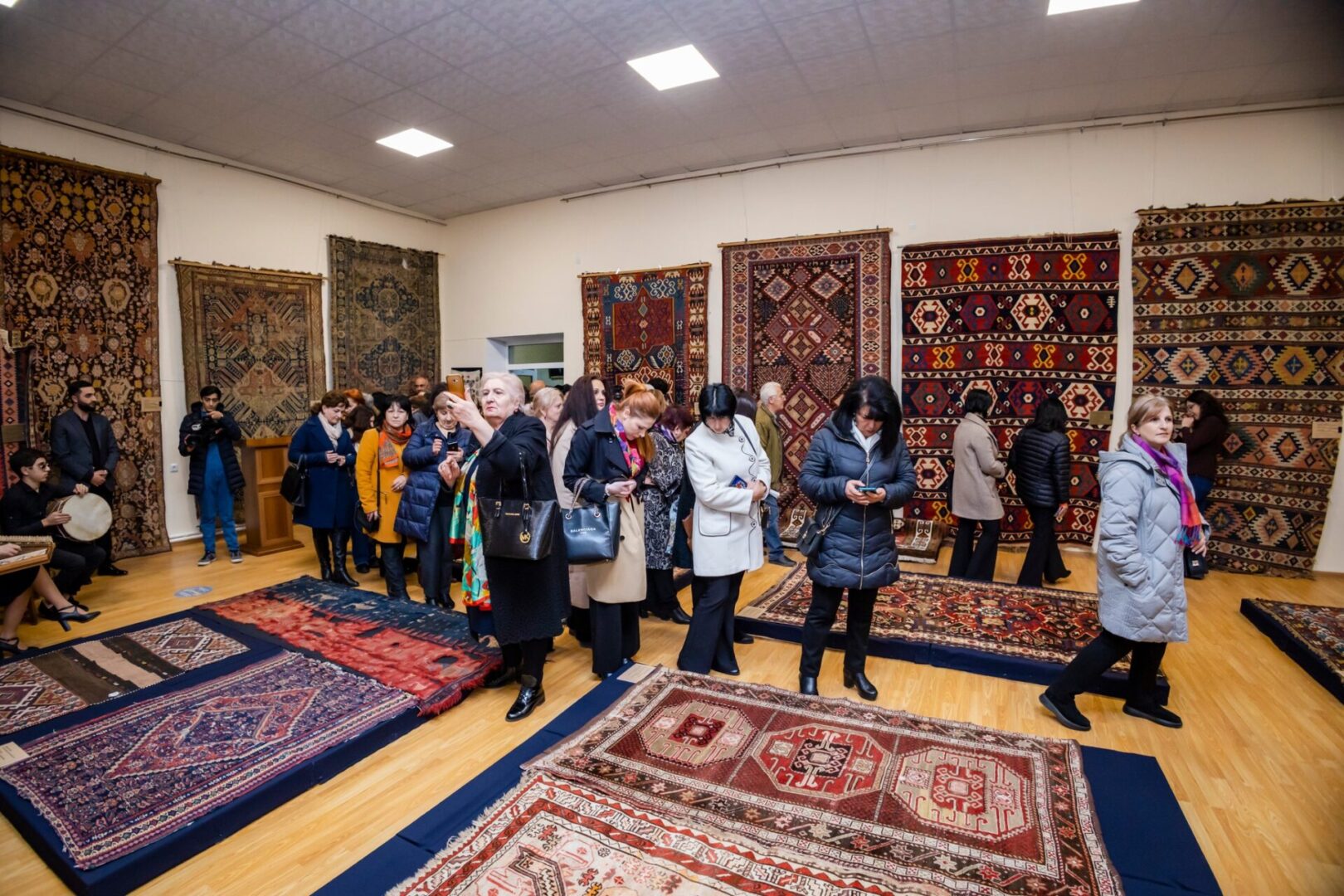 Une exposition de tapis de Chouchi a été organisée au musée géologique Lori-Pambak à Vanadzor