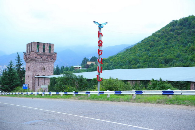 Pas de concert du Nouvel An dans toute la ville d’Idjevan chef-lieu de la région de Tavush au nord-est de l’Arménie