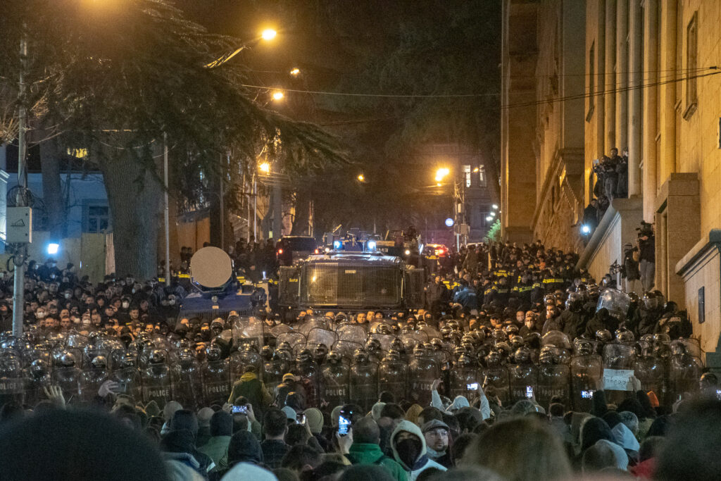 Des milliers de manifestants contre une loi controversée ciblant médias et ONG