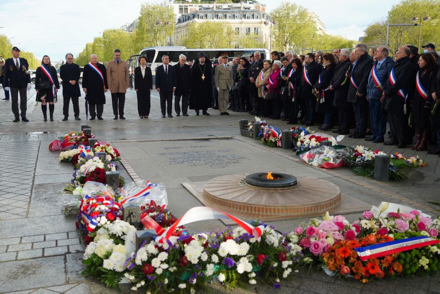 Les photos du ravivage de la flamme à l’Arc de Triomphe