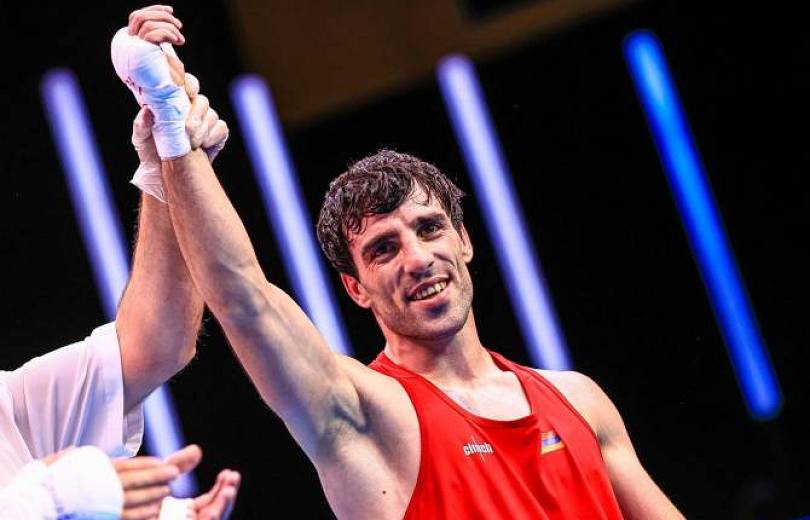 Hovhannes Bachkov (Arménie) a battu le représentant de la Turquie avec un score de 5-0 en huitième de finale des championnats du monde de boxe