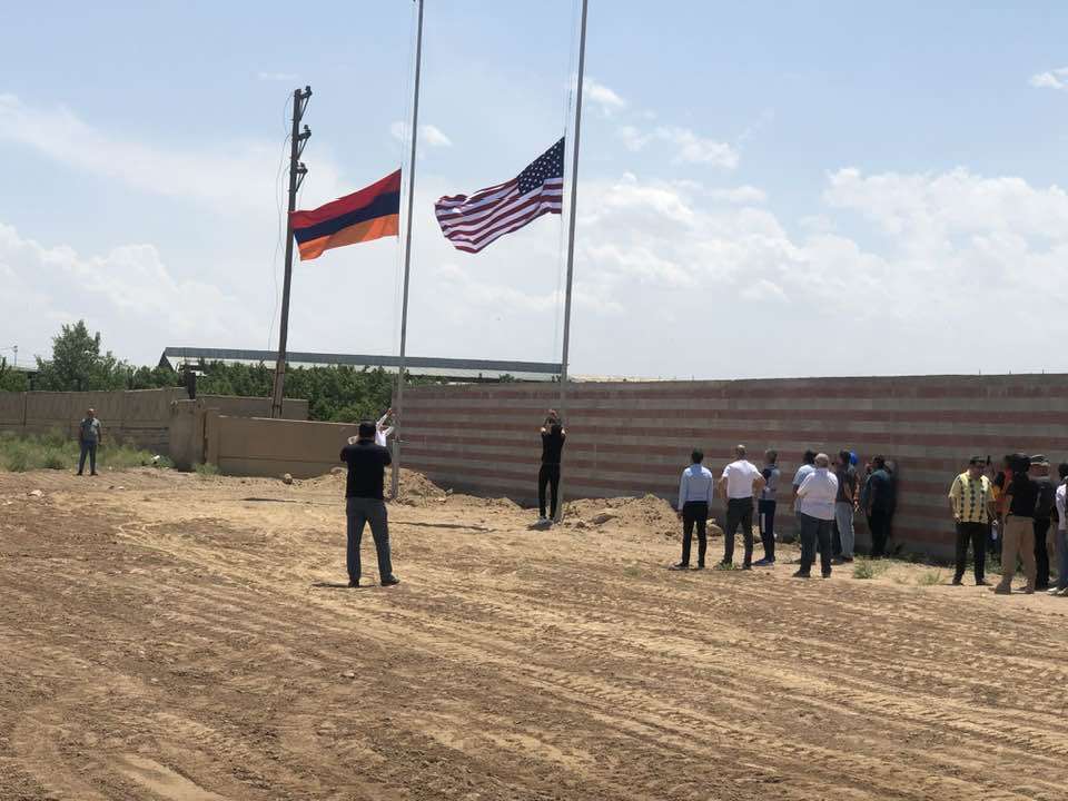 Les drapeaux de l’Arménie et des États-Unis ont été hissés sur le périmètre de la fonderie de métaux en construction à Yeraskh