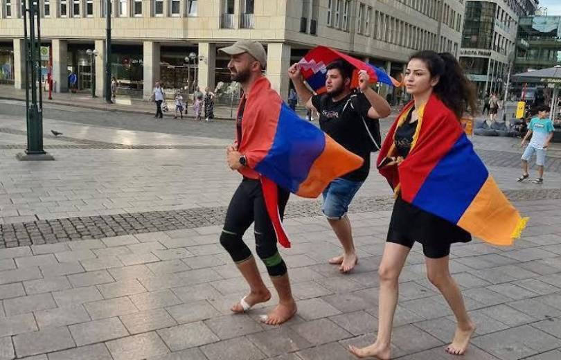 Gevorg Babayan a parcouru 280 km pieds nus en Allemagne, pour sensibiliser le public au sort de l’Artsakh