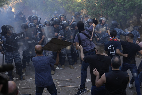 Des Arméniens libanais se heurtent à la police anti-émeute lors d’une manifestation devant l’ambassade d’Azerbaïdjan