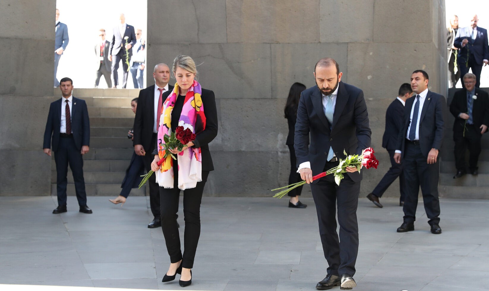 La ministre canadienne des Affaires étrangères Mélanie Joly a visité le Mémorial du génocide des Arméniens à Erévan