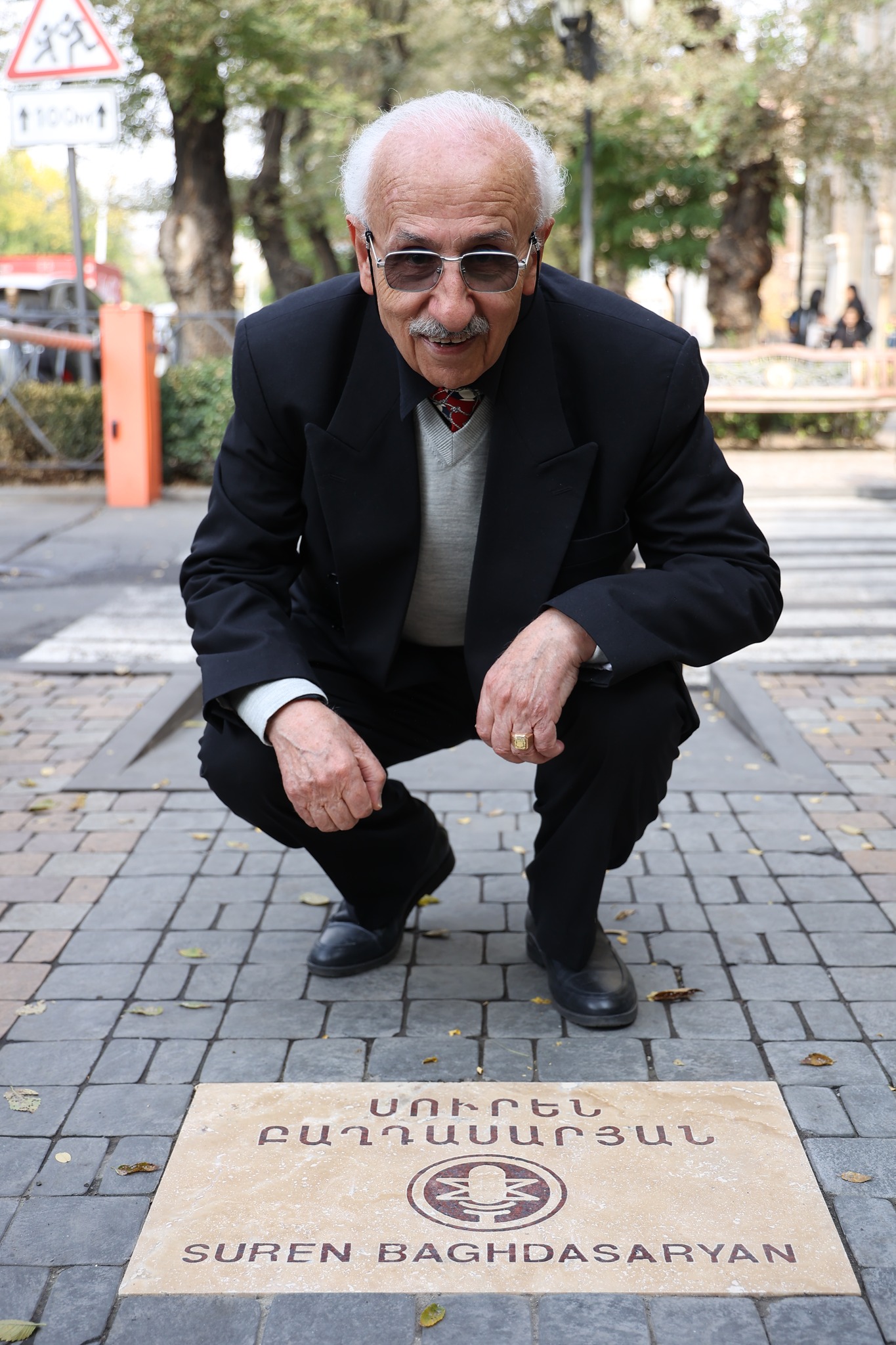 Le journaliste sportif Suren Baghdasaryan la « voix » de la victoire d’Ararat Erévan en 1973 est immortalisé par une plaque à Erévan, face à la Radio Publique d’Arménie