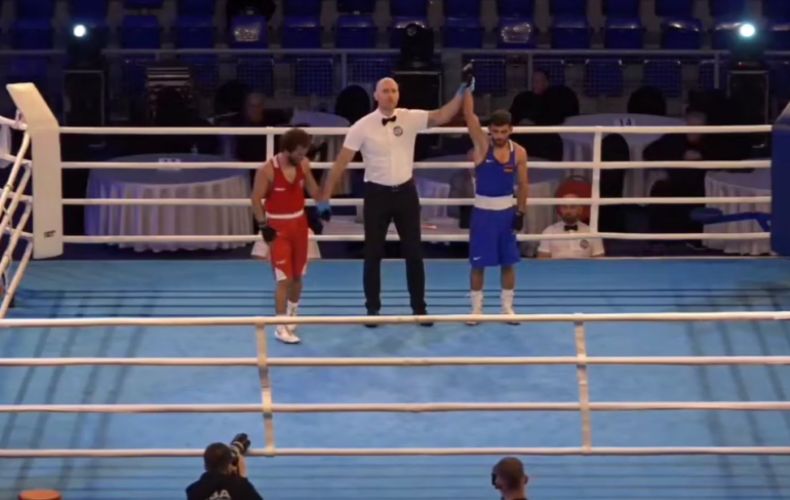 Ruslan Aslikyan (Arménie) bat le représentant de l’Azerbaïdjan et a remporté la médaille d’or des championnats d’Europe de boxe (U22)