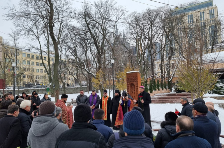 A Kiev, des hommages ont été rendus au khachkar dédié à la mémoire des victimes des peuples arménien et ukrainien