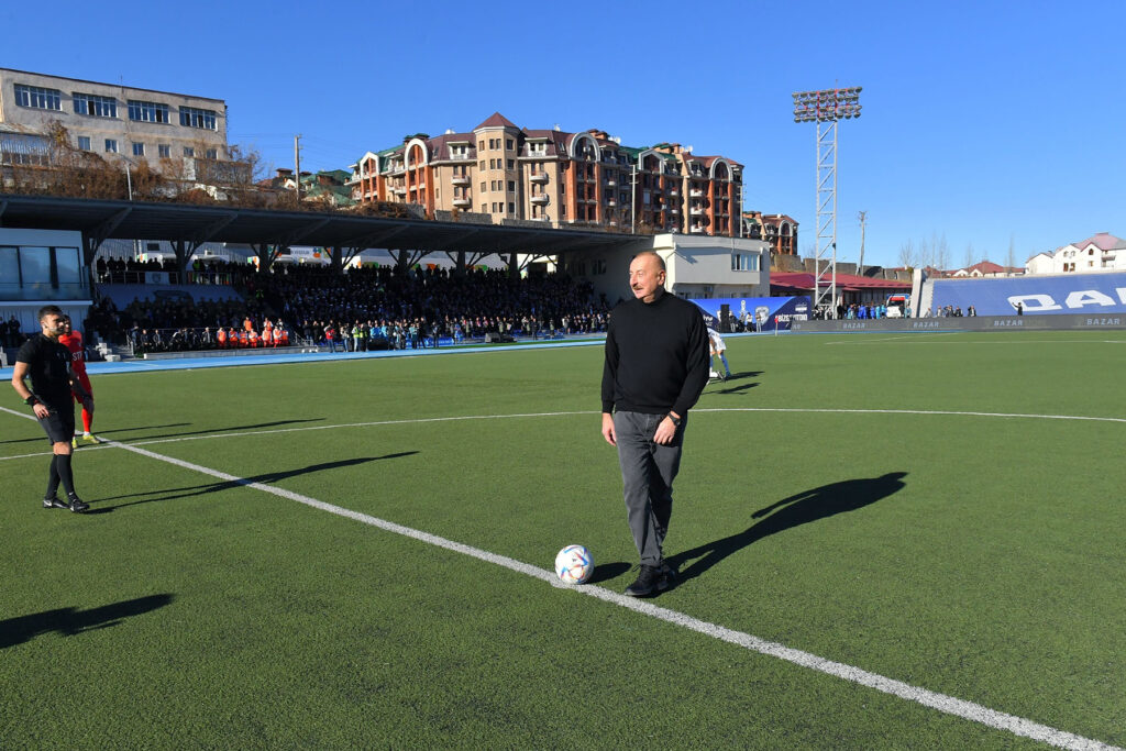 Aliev assiste à un match de foot dans Stepanakert occupé