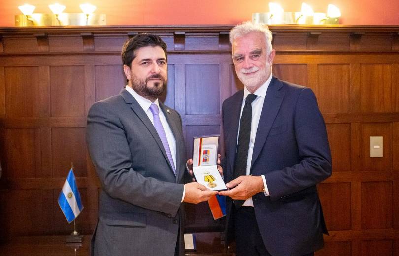 Le célèbre avocat argentin Luis Moreno Ocampo a reçu une médaille de gratitude au nom du président de la République d’Arménie