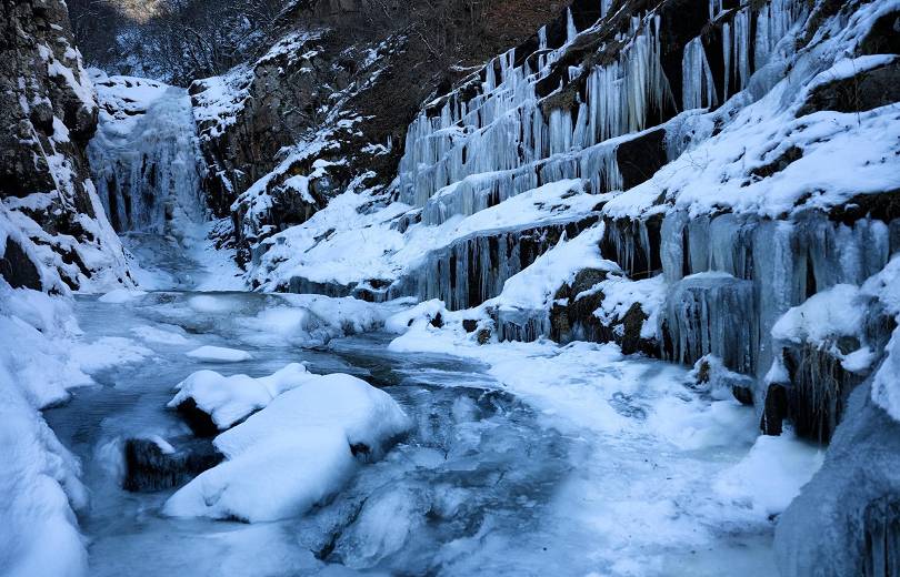 La beauté glaciale de « Srteri » (Cœurs) dans la région de Syunik l’une des plus grandes cascades d’Arménie