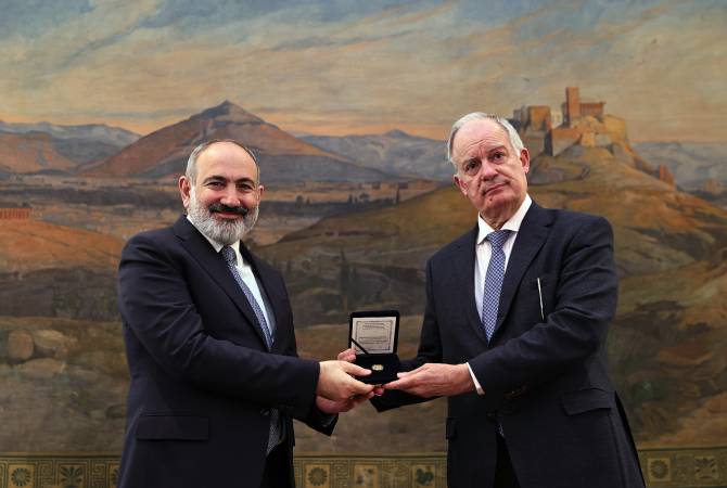 Le Premier ministre arménien a reçu la Médaille d’or du Parlement grec