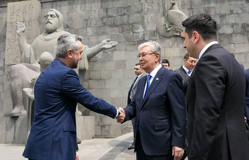 Le Président du Kazakhstan a offert au Matenadaran d’Erévan l’une des sculptures d’Eduard Ghazaryan, natif d’Alma-Ata