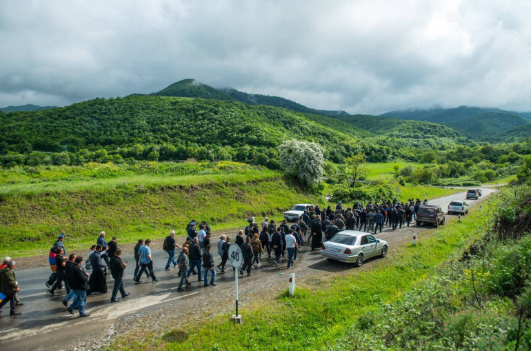 Le cortège de manifestants mené par Mgr Bagrat Galstanyan a atteint Idjevan chef-lieu de la région de Tavush hier soir