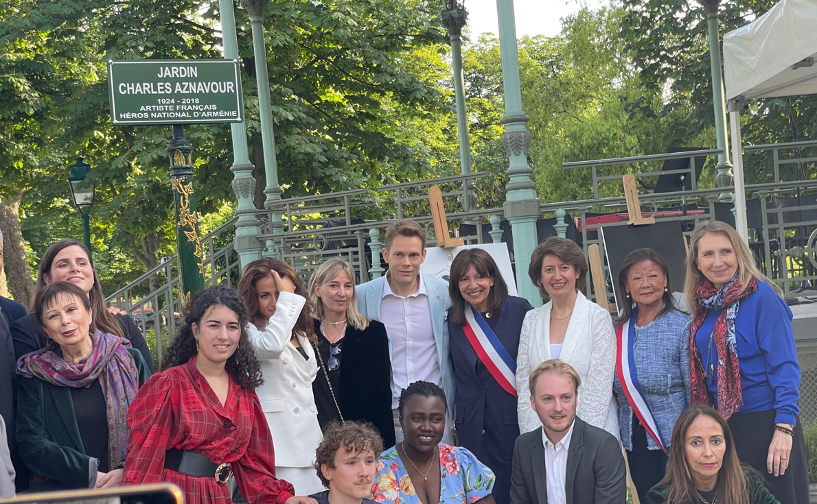 Un jardin Charles Aznavour sur les Champs-Elysées