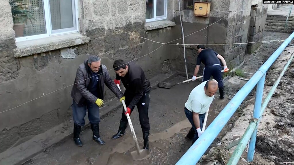 Le gouvernement recherche des bénévoles pour le nettoyage après les inondations