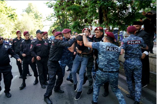 Un réfugié du Karabagh accusé de soudoyer d’autres réfugiés pour qu’ils participent à des manifestations anti-gouvernementales