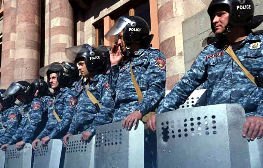 Les manifestants ont pris des casques et des matraques aux policiers